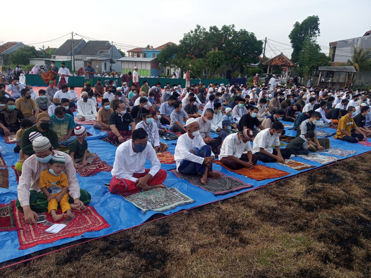 Seribuan Warga Griya Caraka Salat Idulfitri di Lapangan