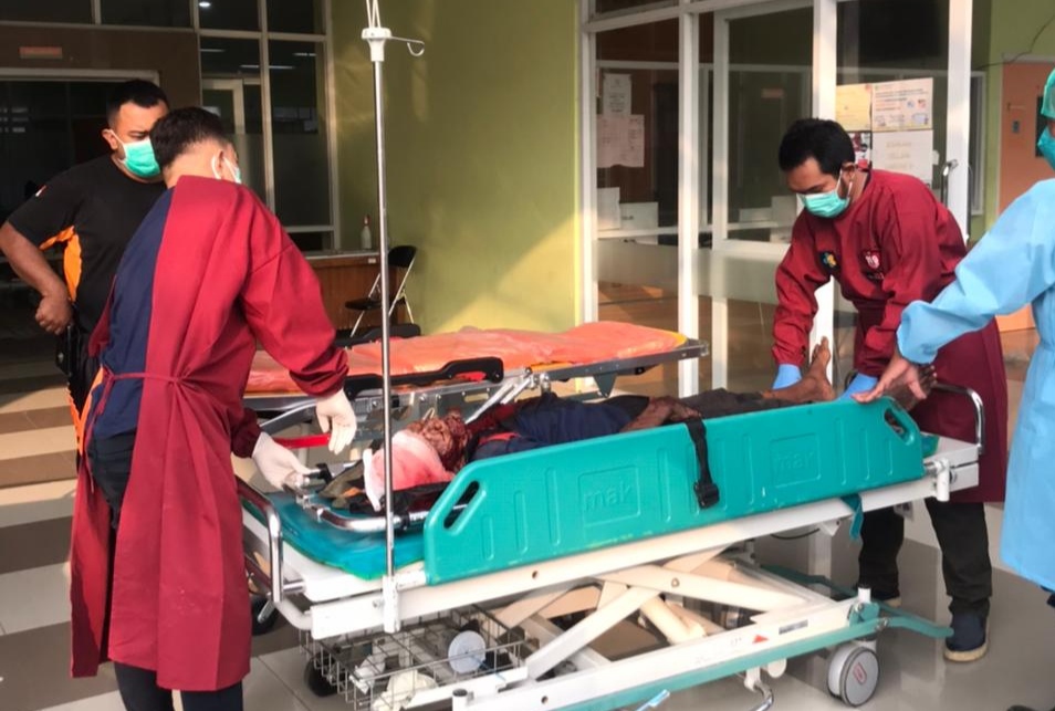 Diduga Korban Kecelakaan, Pria Tanpa Identitas Ditemukan Bersimbah Darah Dekat SD Al Azhar