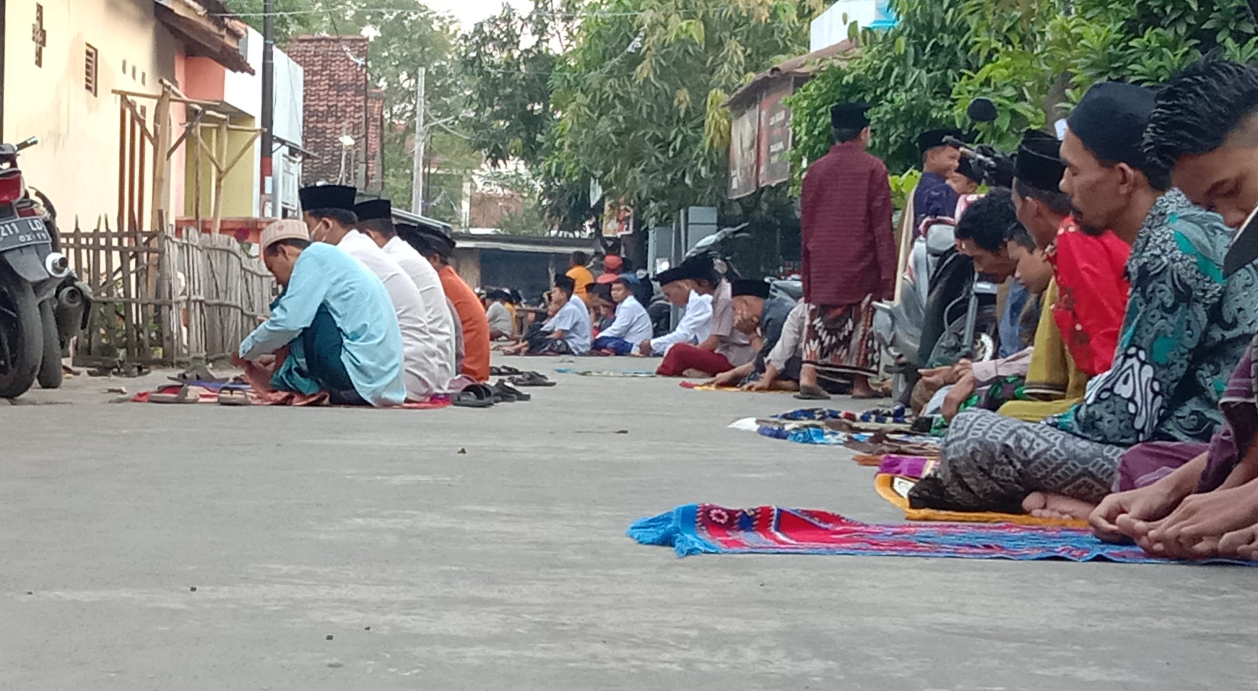 Warga Dukuh Tetap Laksanakan Salat Idul Fitri Berjamaah di Masjid dengan Khusyuk di Tengah Pandemi