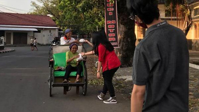 Remaja Gereja Pantekosta Kota Cirebon Bagikan Takjil untuk Masyarakat yang Tengah Berpuasa Ramadan