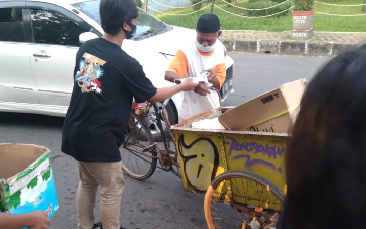 Keluarga Besar XTC 04 Sumber Berbagi Bingkisan Buka Puasa untuk Warga Pengguna Jalan