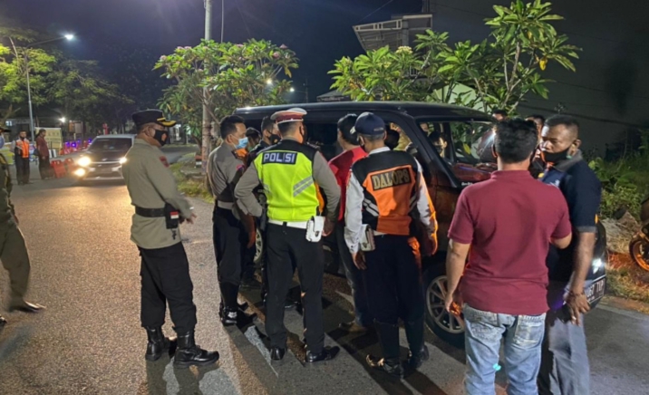 Menjelang Tengah Malam, Travel Gelap Langgar Ketentuan Terpaksa Ditilang Petugas