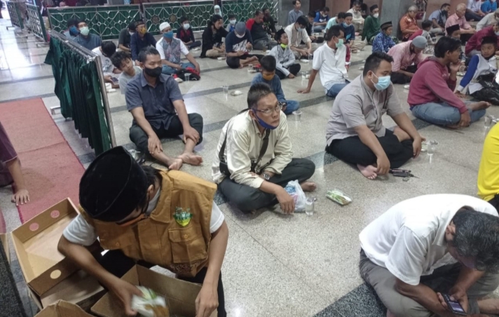 At-Taqwa Rutin Bagikan Takjil selama Ramadan