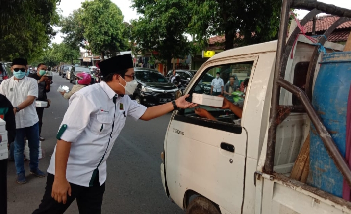 Sambil Sosialisasikan Prokes kepada Masyarakat, PKB Gagas Food Bank