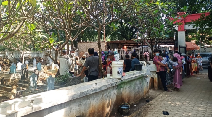 Momen Lebaran, Pemakaman Jabangbayi Ramai Dikunjungi Peziarah