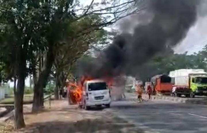 Korslet, Ambulance Terbakar di Jalan Pantura Cirebon Losari
