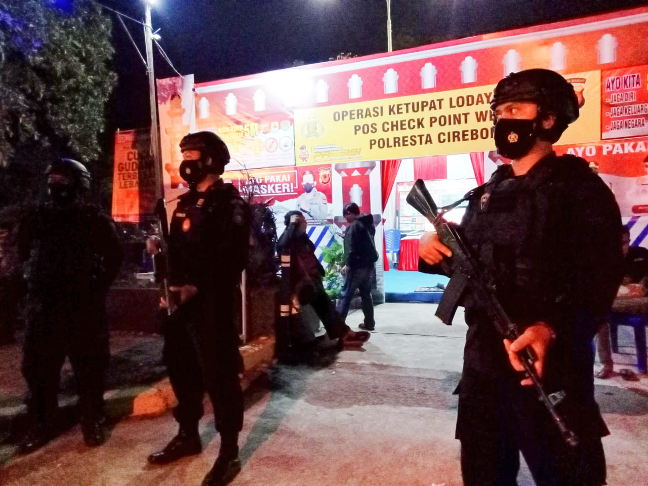 Dua SSK Brimob Diterjunkan di Pos Penyekatan Kota dan Kabupaten Cirebon