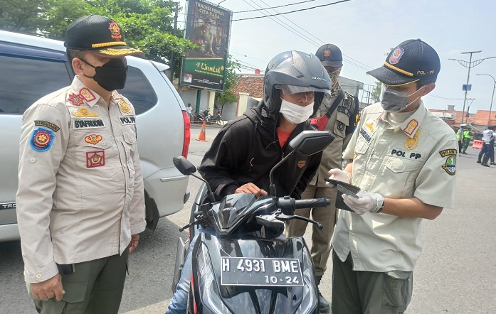 Satpol PP Jabar dan Kabupaten Cirebon Operasi Penyekatan di Perbatasan Cirebon-Jawa Tengah