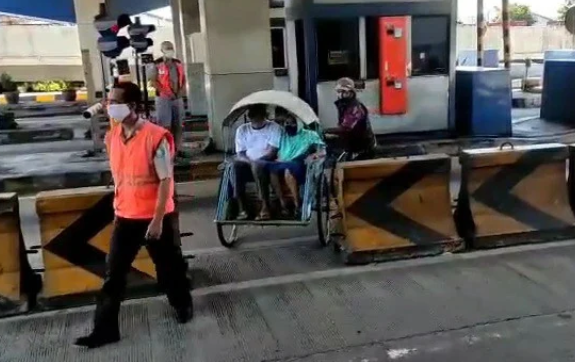 Ada-ada Saja, Mau Mudik, Becak Maksa Masuk Tol