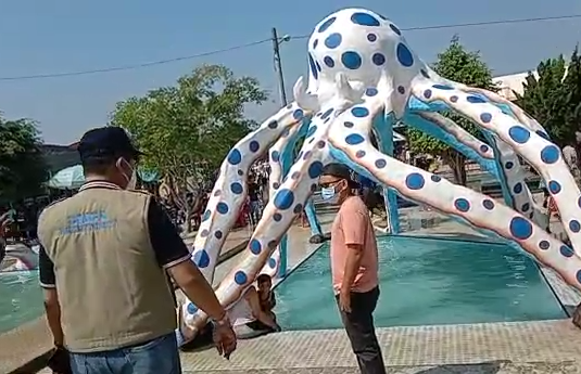 Tegas! Tak Tunggu Kerumunan seperti di Batu Karas, Camat di Indramayu Langsung Tutup Kolam Renang