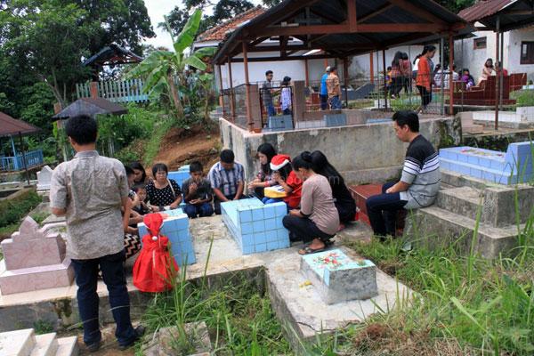 Usai Salat Idulfitri, Giliran Pemakaman Desa Wanayasa Diserbu Warga