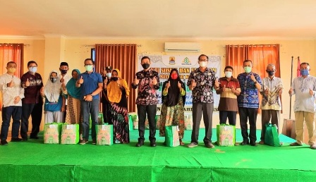 RSUD Waled Peduli Warga Sekitar, Bagikan Ratusan Sembako