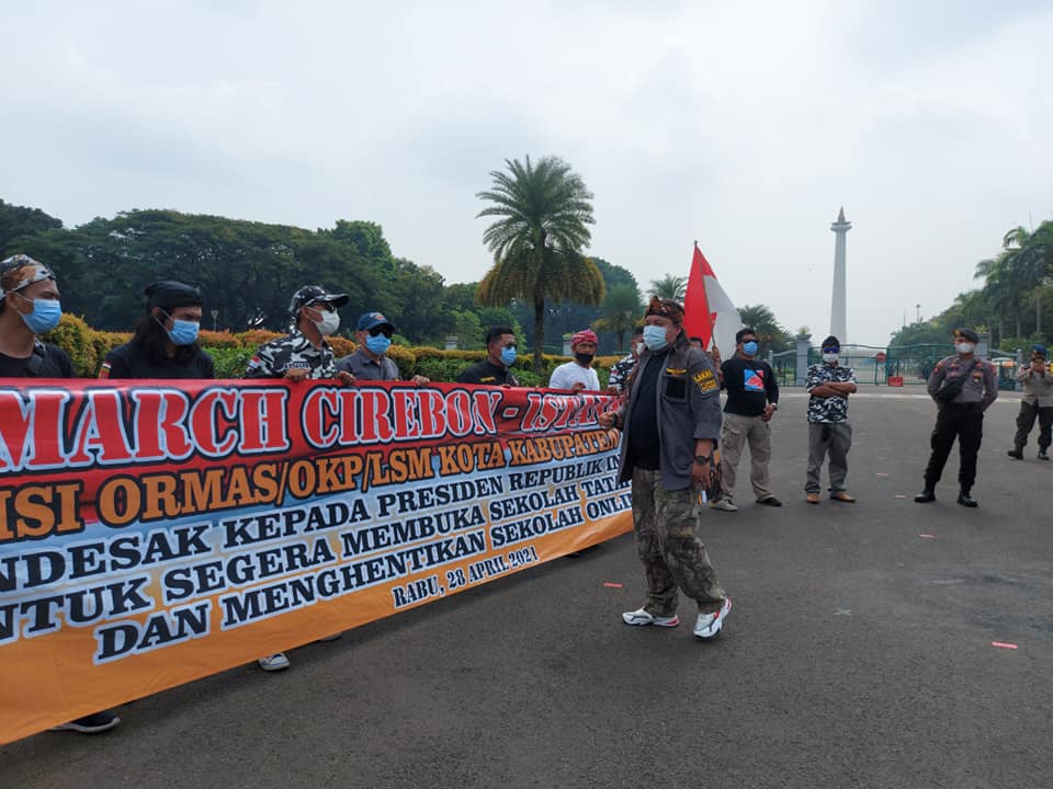 Long March Cirebon Jakarta Sudah Sampai di Monas, Minta Jokowi Buka Sekolah
