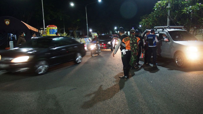 Petugas Gabungan Pelototi Pelat Nomor Luar Daerah Kuningan