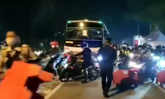 Polisi Kalah Jumlah, Ratusan Pemudik Bermotor Terobos Penyekatan di Karawang