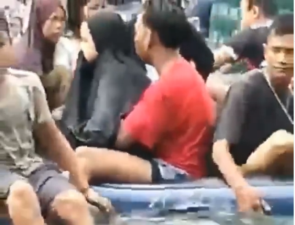 Tak Tau Malu, Mesum di Kolam Renang saat Sedang Ramai