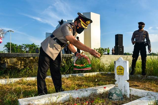 Hari Bhayangkara, Polresta Cirebon Ziarah ke Makam Pahlawan