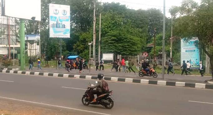 Polisi Datang, Puluhan Pelajar Kocar-kacir Saat Tawuran di Jl Brigjen Darsono Kota Cirebon
