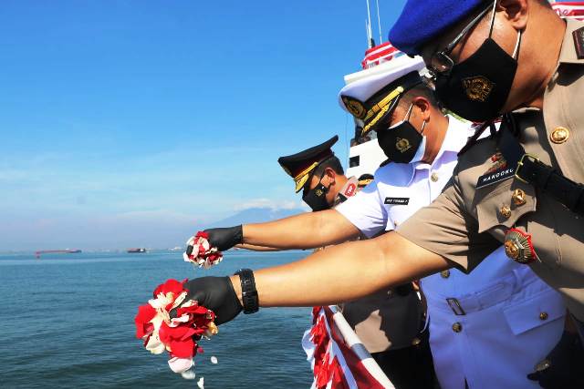 Mengenang Jasa Pahlawan, Kapolda Jabar Tabur Bunga di Laut Cirebon