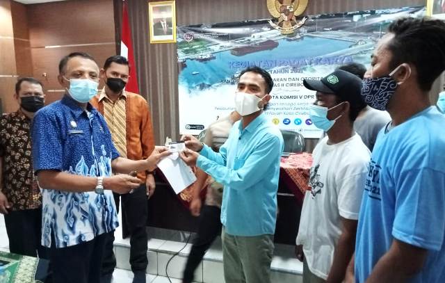 4.000 Lebih Nelayan Terima Kartu e-Pas Kecil dari KSOP Kelas II Cirebon