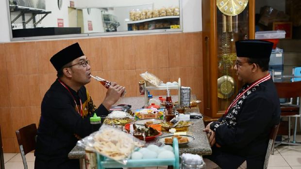 Ridwan Kamil Sambut Anies di Sumedang, Minum Teh Botol Bareng di Depan Foto SBY, Nyindir?