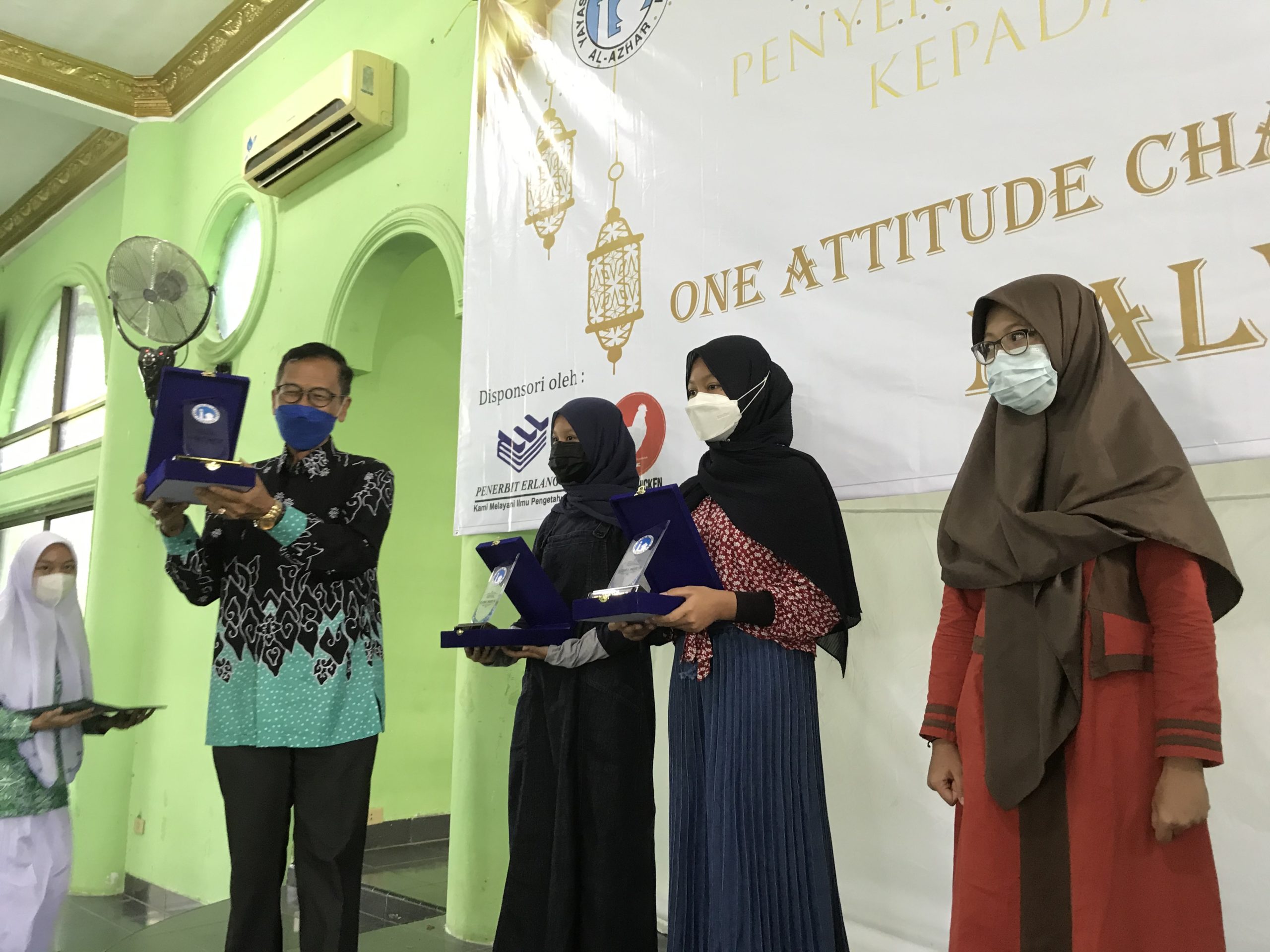 SMA Islam Al Azhar Cirebon Serahkan Hadiah Pemenang Lomba Menyambut Milad Ke 26