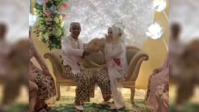 Viral, Pasangan Ini Menikah dengan Mas Kawin Basreng