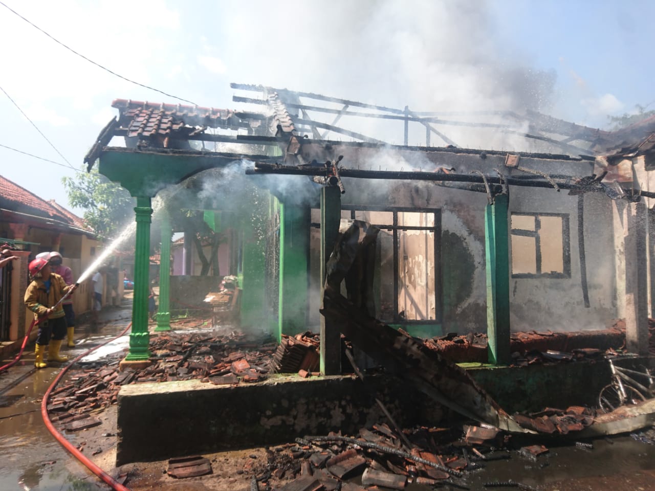 Sedang Asyik Masak Tiba-tiba Kompor Meledak, Rumah Karna Ludes Terbakar