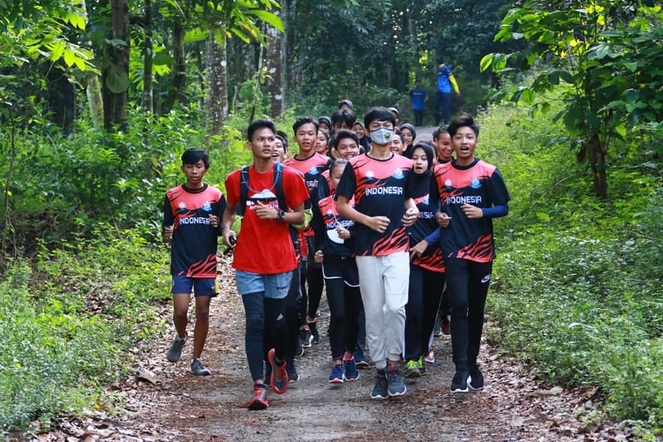 Cari Suasana Baru, TI Kota Cirebon Genjot Fisik Para Atlet di Kaki Gunung Ciremai