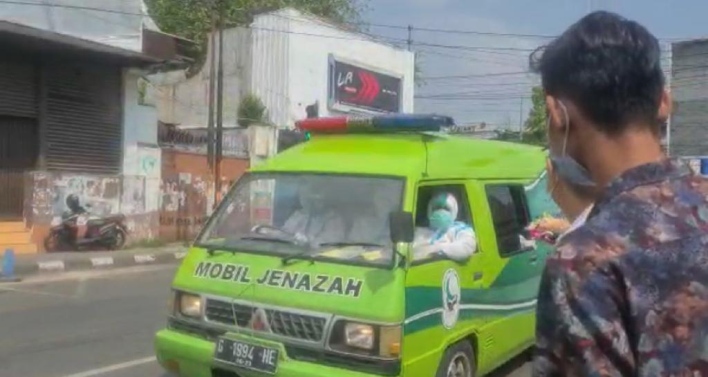 Sedih, Jenazah Covid-19 Dibawa Ambulans, Keluarga Hanya Lihat dari Pinggir Jalan