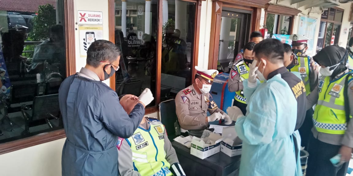 Cegah Penyebaran Covid-19, Satlantas Polres Cirebon Kota Jalani Rapid Test Antigen