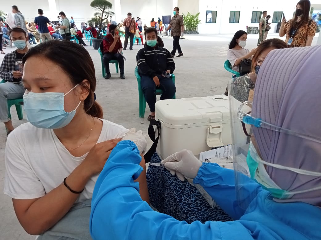 Vaksinasi Hari Kedua, Warga Rela Antre di Gerbang Arhanud Cirebon