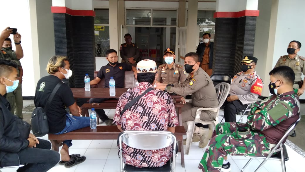 Arak-arakan Singa Depok Dibubarkan Petugas Gabungan Indramayu