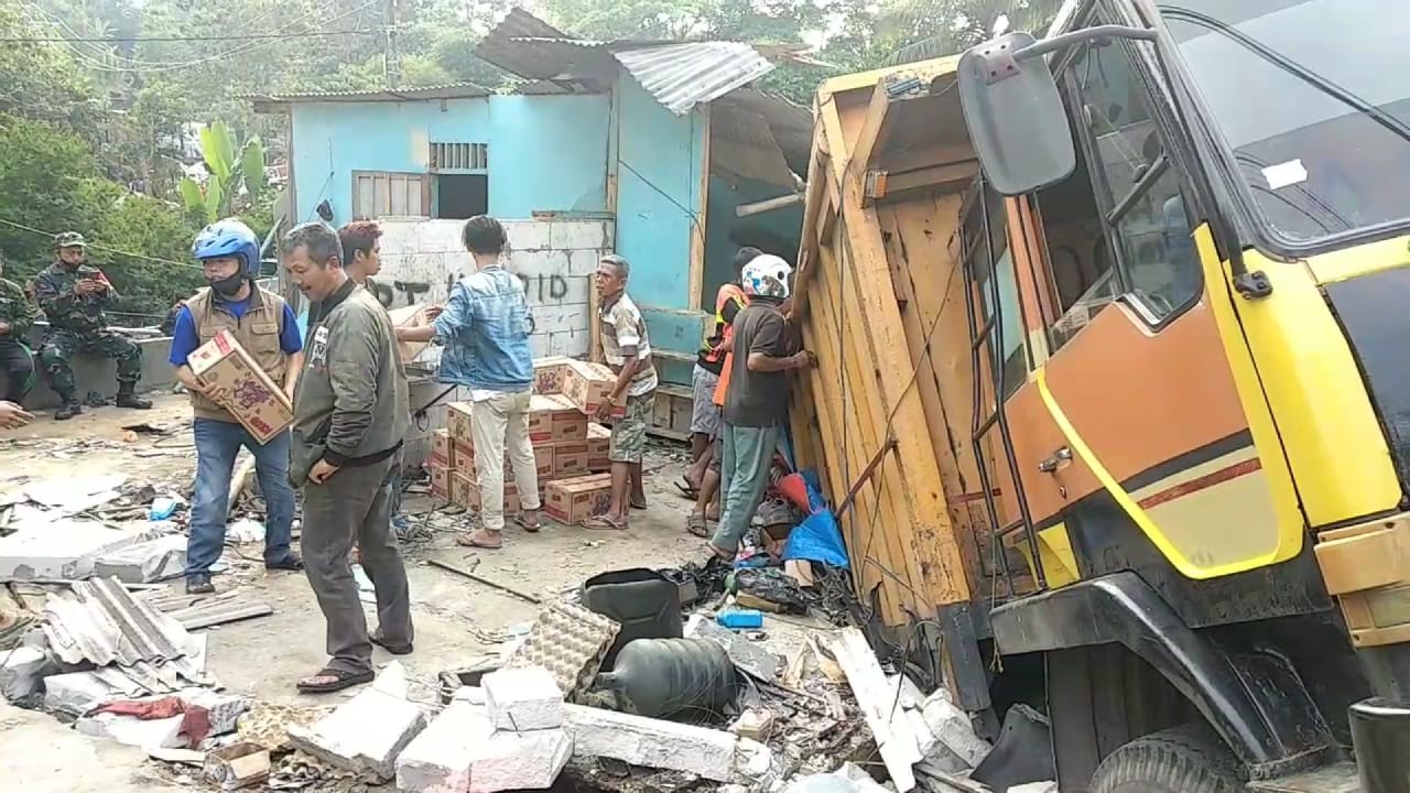 Truk Jelly Tak Kuat Nanjak di Ciporang Kuningan, Hantam 2 Rumah, 1 Orang Meninggal