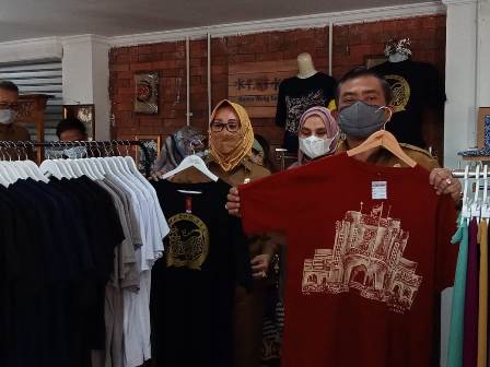 Maksimalkan Potensi Alun-alun Kejaksan, Ini Tugas Khusus dari Walikota Azis untuk DPKUKM Kota Cirebon