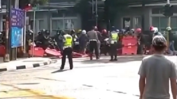 Tegang! Penyekatan Jalan di Bandung Dijebol, Polisi Debat dengan Pengendara