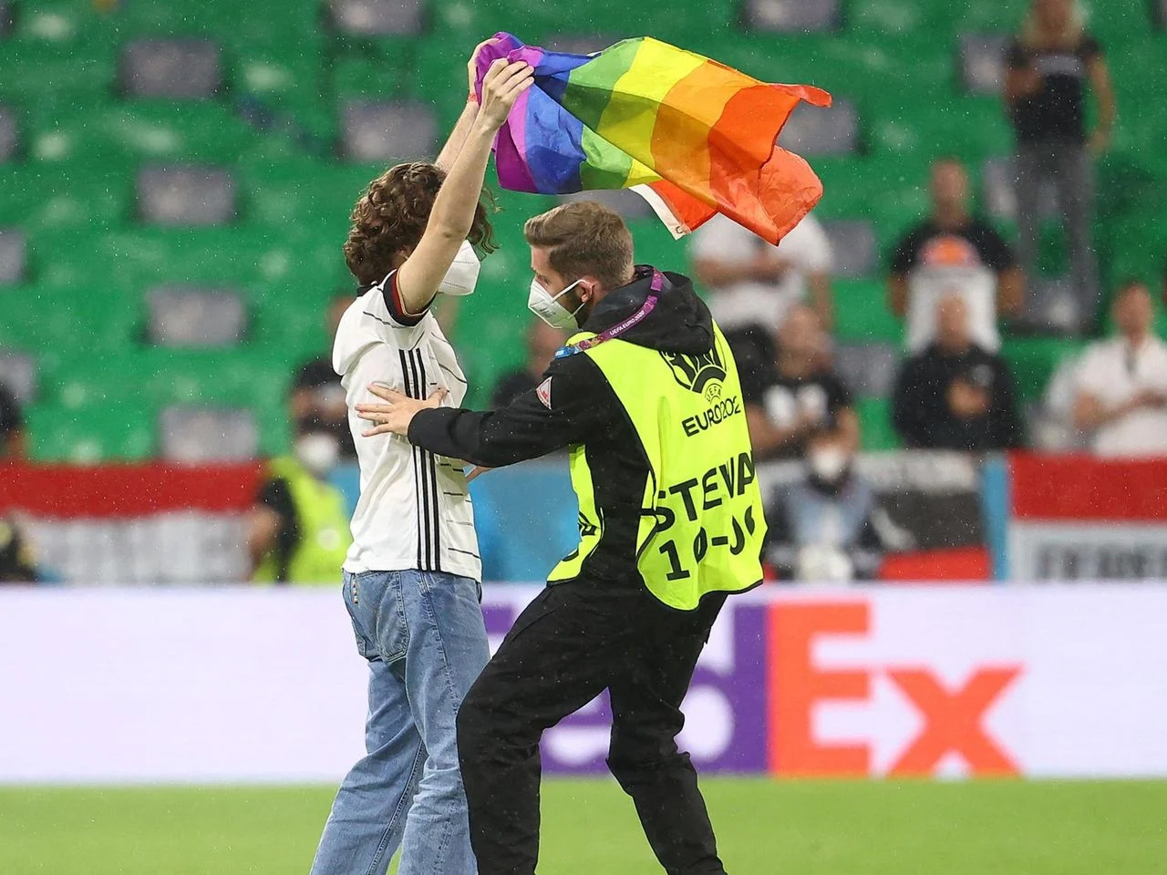 Pendukung LGBT Menyusup ke Lapangan Sebelum Jerman vs Hungaria, Ini yang Dilakukan