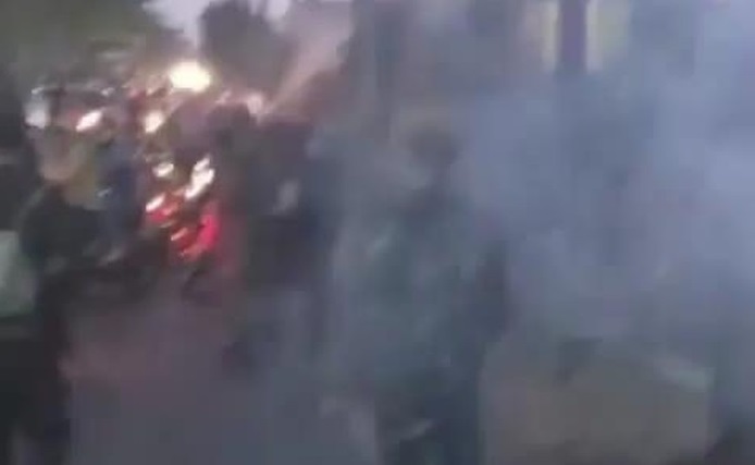 Pos Penyekatan Suramadu Diserang Petasan, Massa Dibubarkan dengan Tembakan Gas Air Mata
