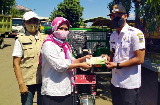 Sejumlah RW di Kota Cirebon Dapat Bantuan Motor Pengangkut Sampah