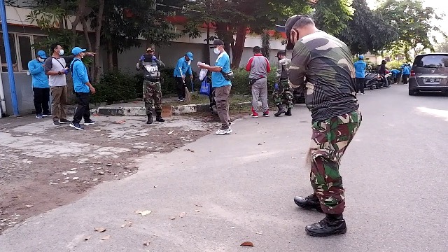 DPRKP – DLH Bersih-bersih di Jalan Perjuangan Kota Cirebon, Warga Antusias
