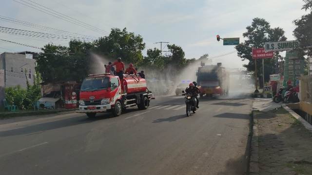 Kerahkan Mobil Water Cannon, Penyemprotan Disinfektan di Sumber oleh Polresta Cirebon