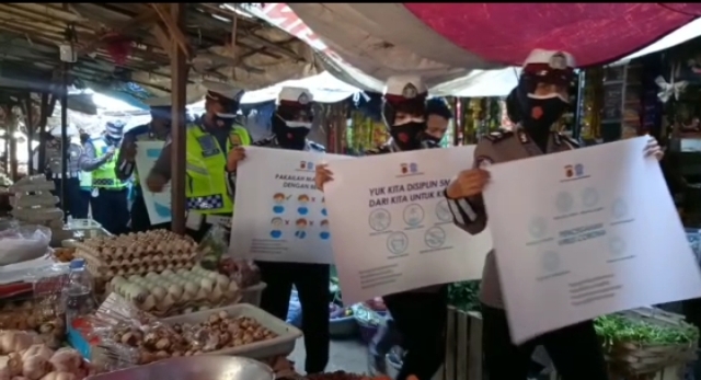 Polisi Blusukan ke Pasar Sumber, Bagikan Masker dan Sembako