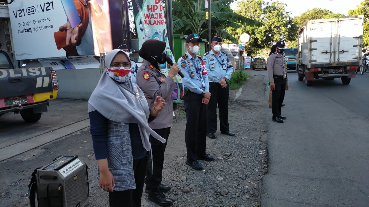 PPKM Darurat, Polsek Talun Bagi Masker dan Ajak Masyarakat Taat Prokes