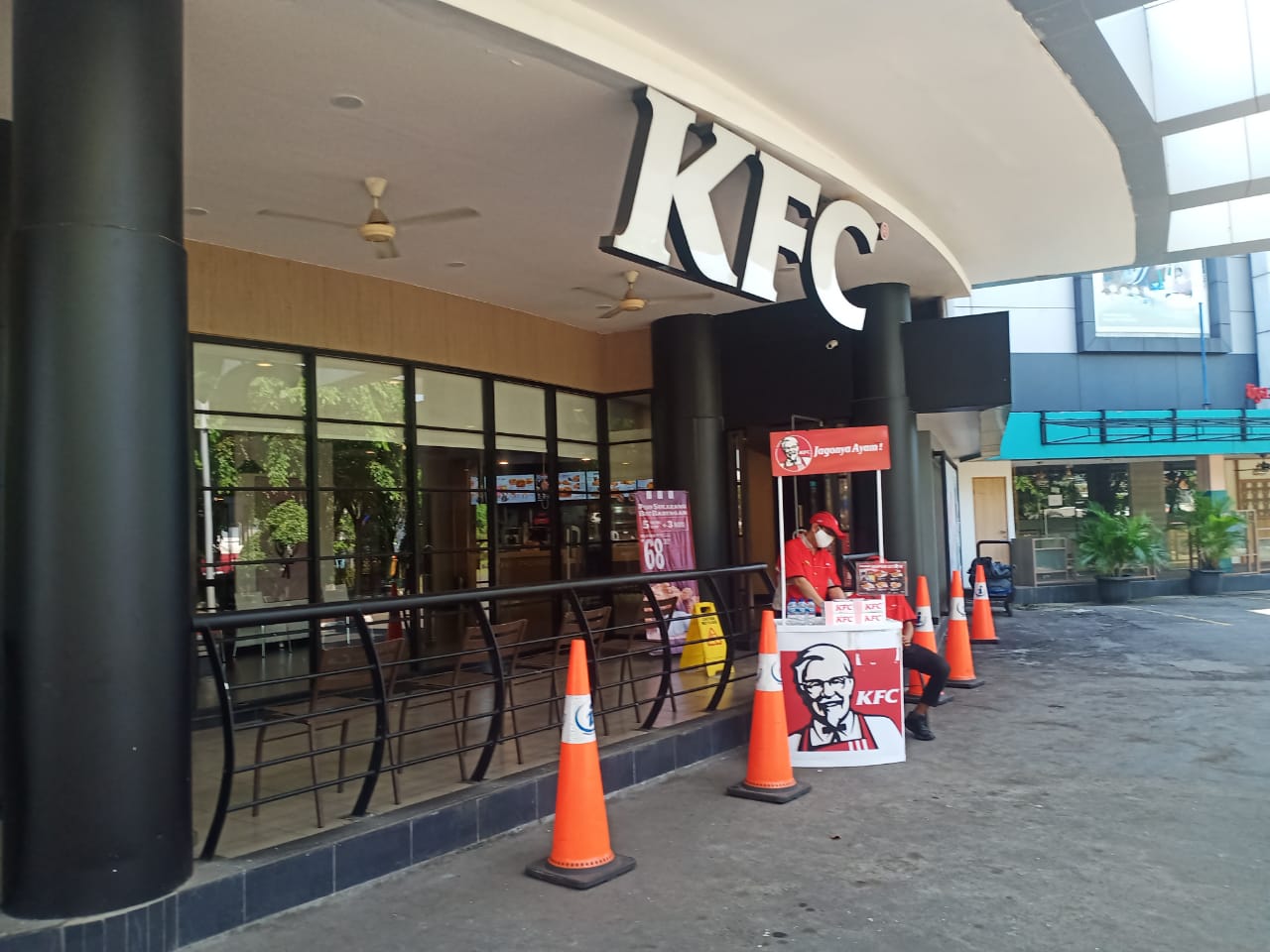 PPKM Darurat, KFC Buka Booth di Parkiran Grage Mall, Petugas Belikan Pesanan Konsumen