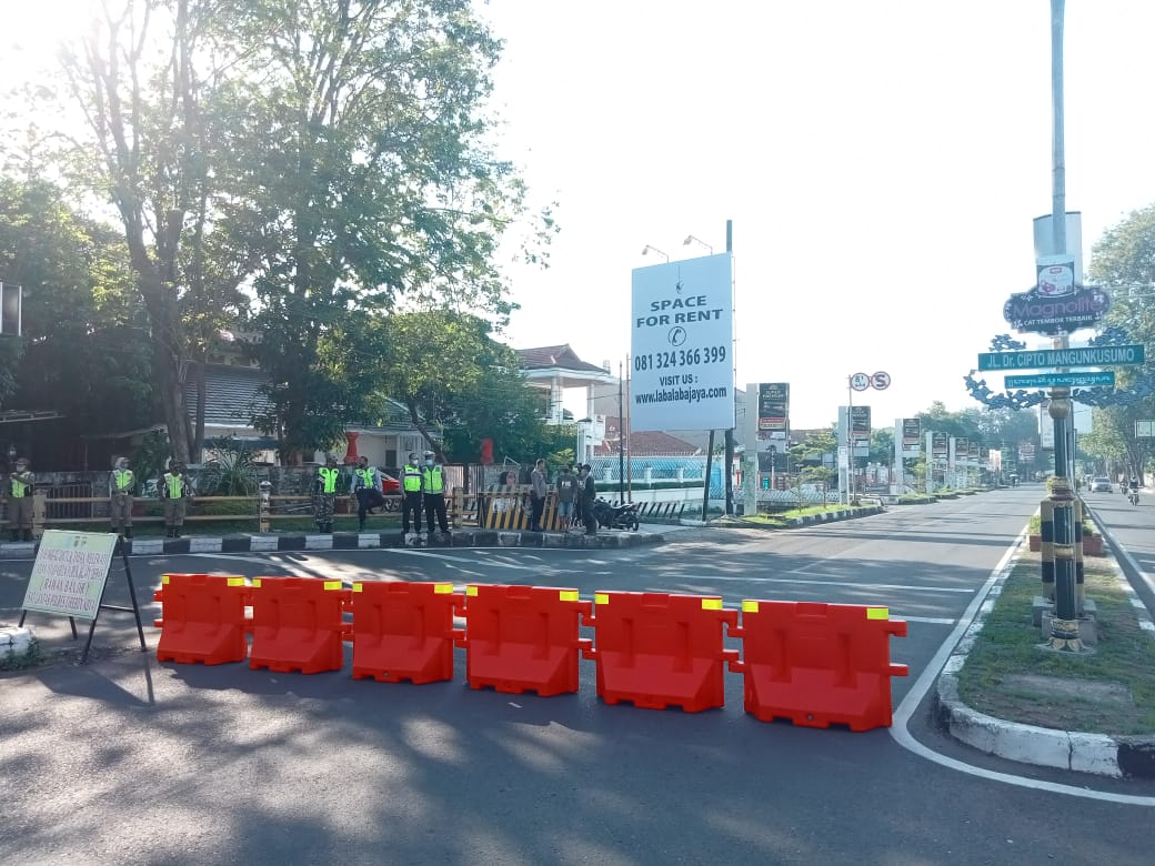 Penyekatan di Dalam Kota Cirebon, Jalan Cipto Ditutup sampai Jam 9 Malam, Kendaraan dari Tuparev Belok ke Wahi