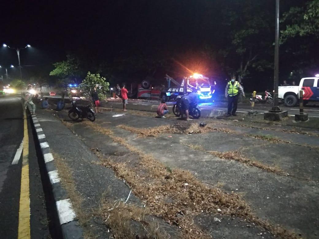 Kurang Antisipasi, Bus Terguling di Sawah Pantura Susukan Cirebon