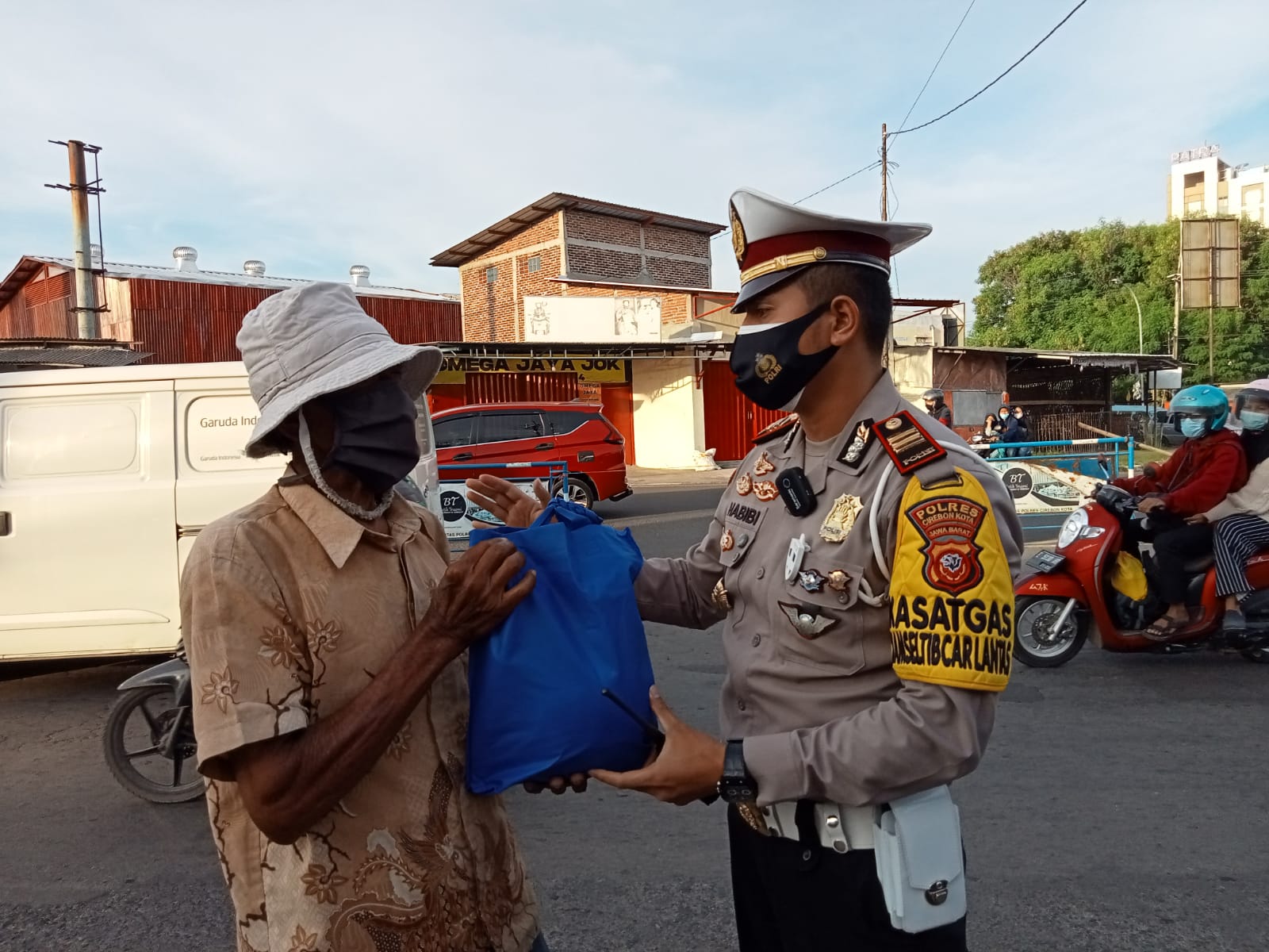 Polres Cirebon Kota Sebar Bansos ke Pedagang dan Tukang Becak