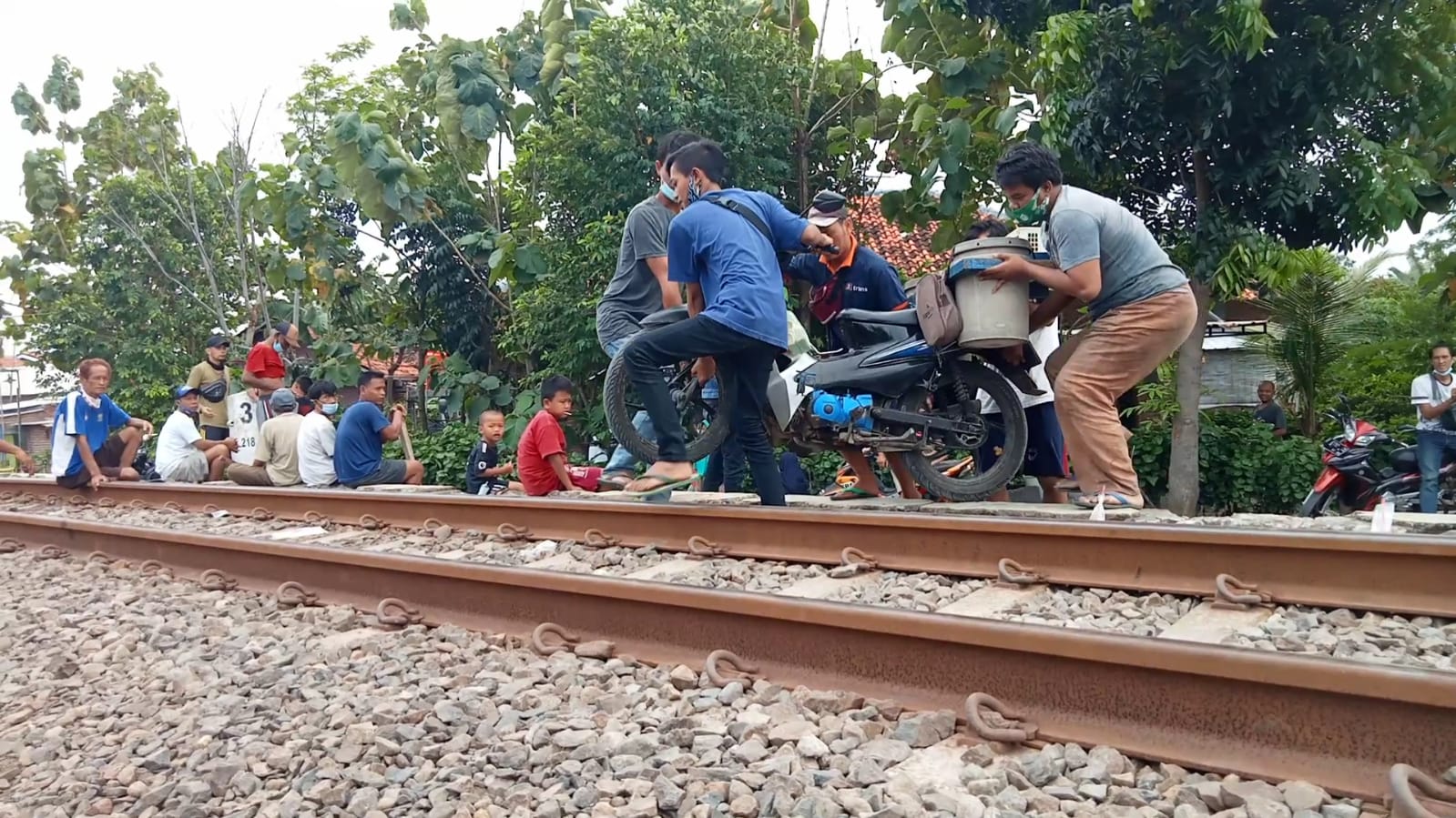 Hindari Penyekatan Krucuk, Gotong Motor Nyeberang Rel Kereta ke Pilang Perdana