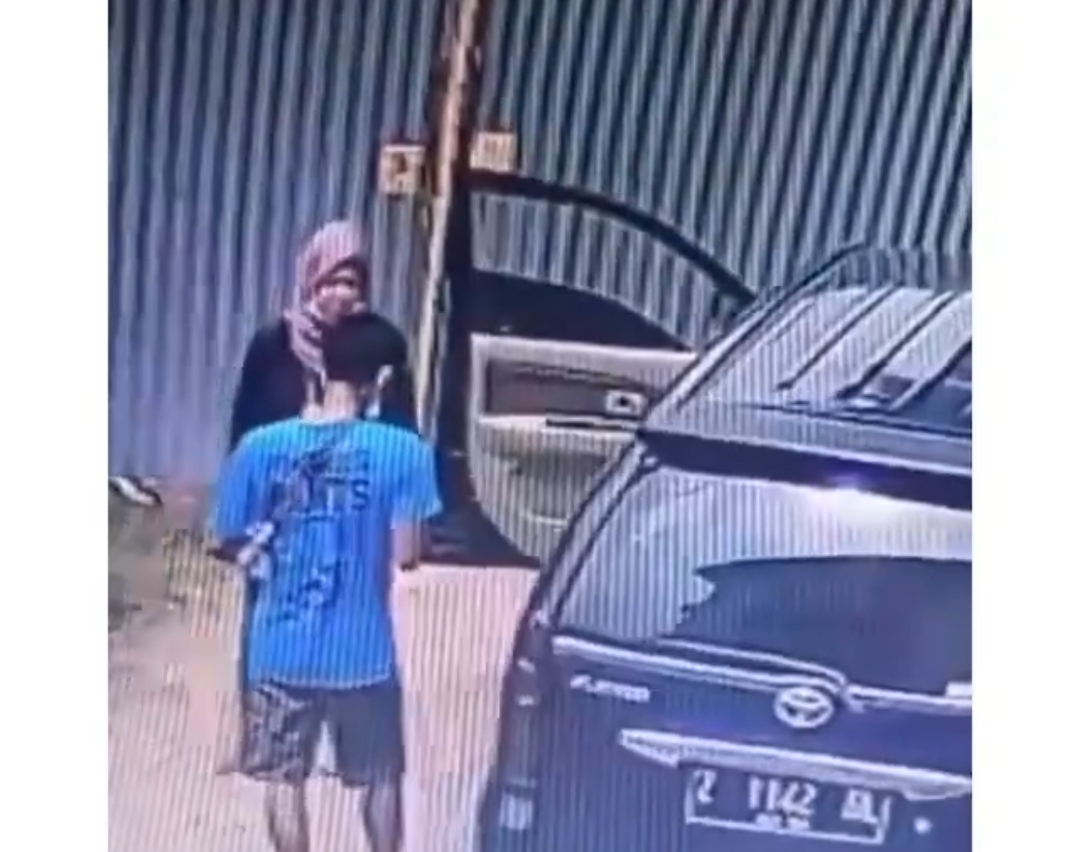 Viral Pasangan Diduga Buang Bayi Tertangkap Kamera CCTV