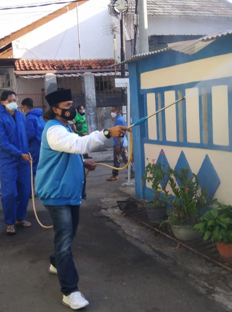 KNPI Kota Cirebon Turun Semprot Disinfektan